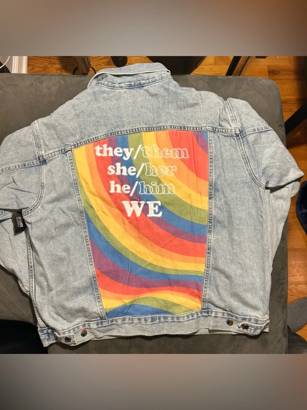 Levi’s Premium Pride Denim Jacket Rainbow Buttons Graphic Back NWT Size Large - Picture 6 of 7